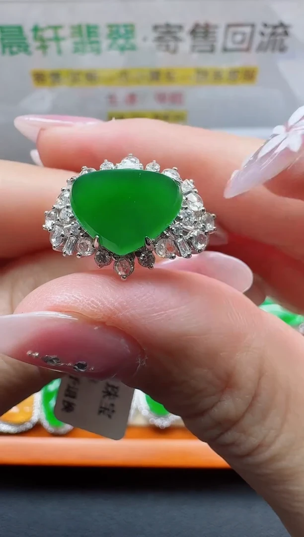 18K金镶嵌戒指翡翠小***人寄售回流，24小时鉴赏期