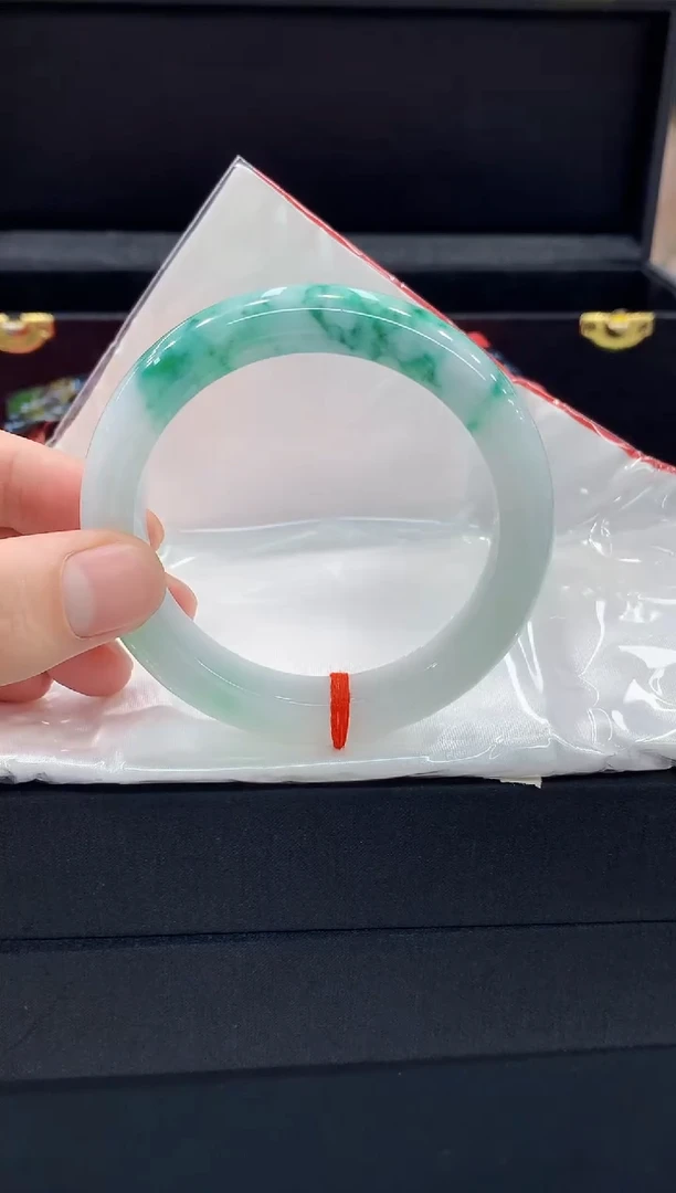 翡翠手镯未镶嵌手镯