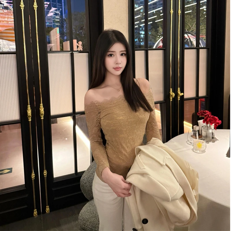 性感露肩镂空蕾丝显胸紧身短上衣女人味十足一字肩长袖t恤打底衫