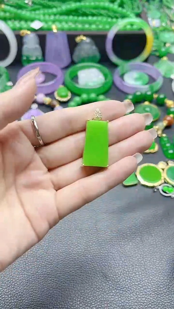 翡翠14K金镶嵌颈饰镶嵌梯形无事牌