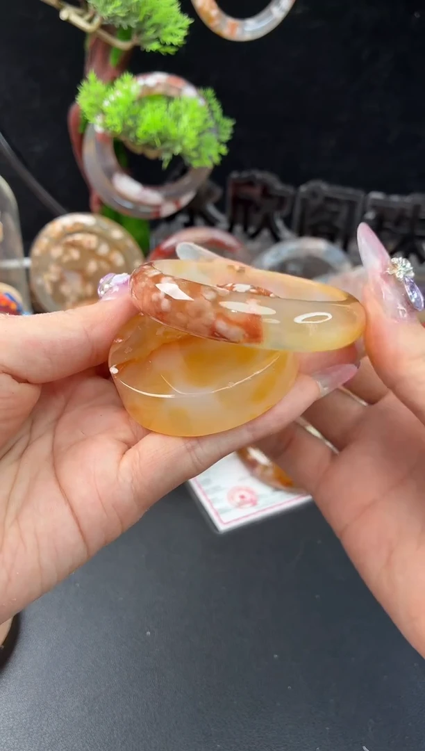 未镶嵌手镯（圆镯）石英质玉52