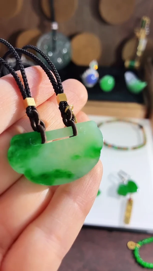 颈饰未镶嵌翡翠吊坠