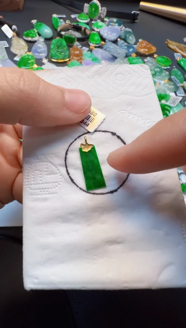 【闪购商品】翡翠吊坠(不含链)18K金镶嵌520