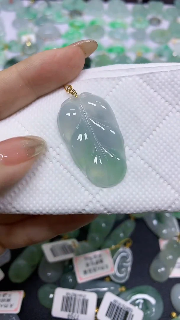 颈饰18K金镶嵌翡翠天然翡翠A货