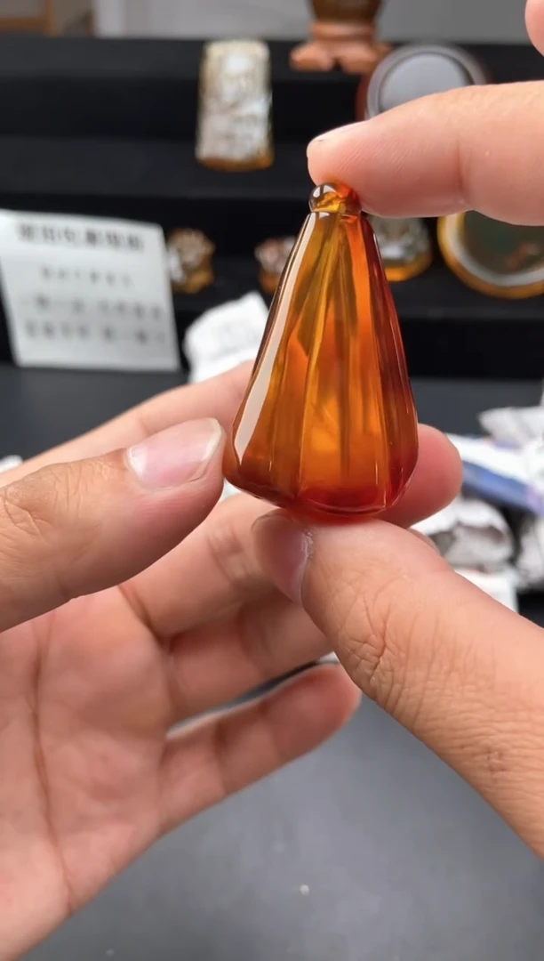 琥珀颈饰未镶嵌棕血珀莲蓬吊坠