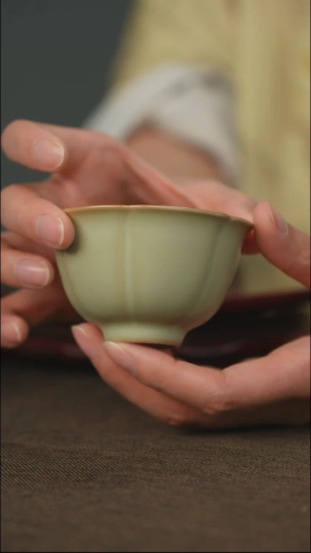 粉青 花口杯 带底款