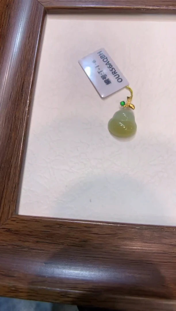 颈饰18K金镶嵌翡翠葫芦