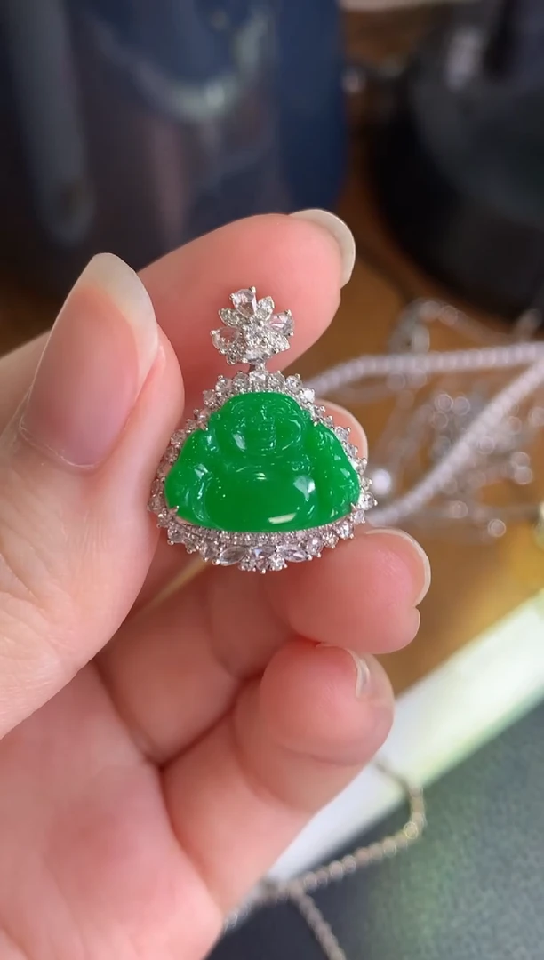 颈饰18K金镶嵌翡翠绿佛