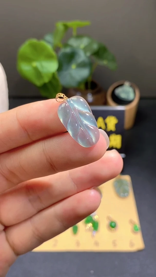 颈饰18K金镶嵌翡翠翡翠A货