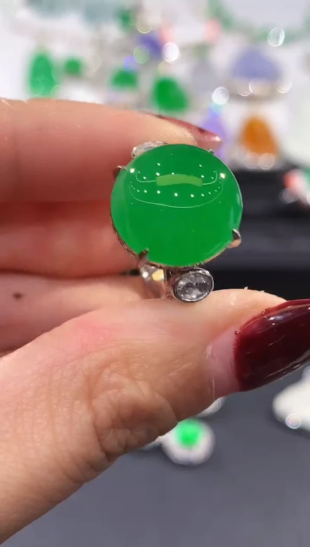 18K金镶嵌戒指翡翠多样性发其一