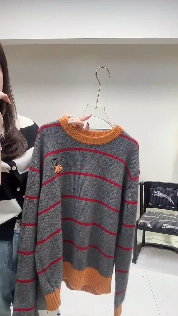 灰色拼橘色浣浣绒毛衫