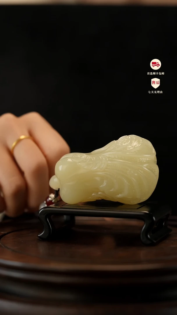 云南石竹叶青雕刻：白菜盈门手把件摆件