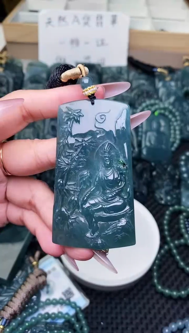 颈饰未镶嵌翡翠