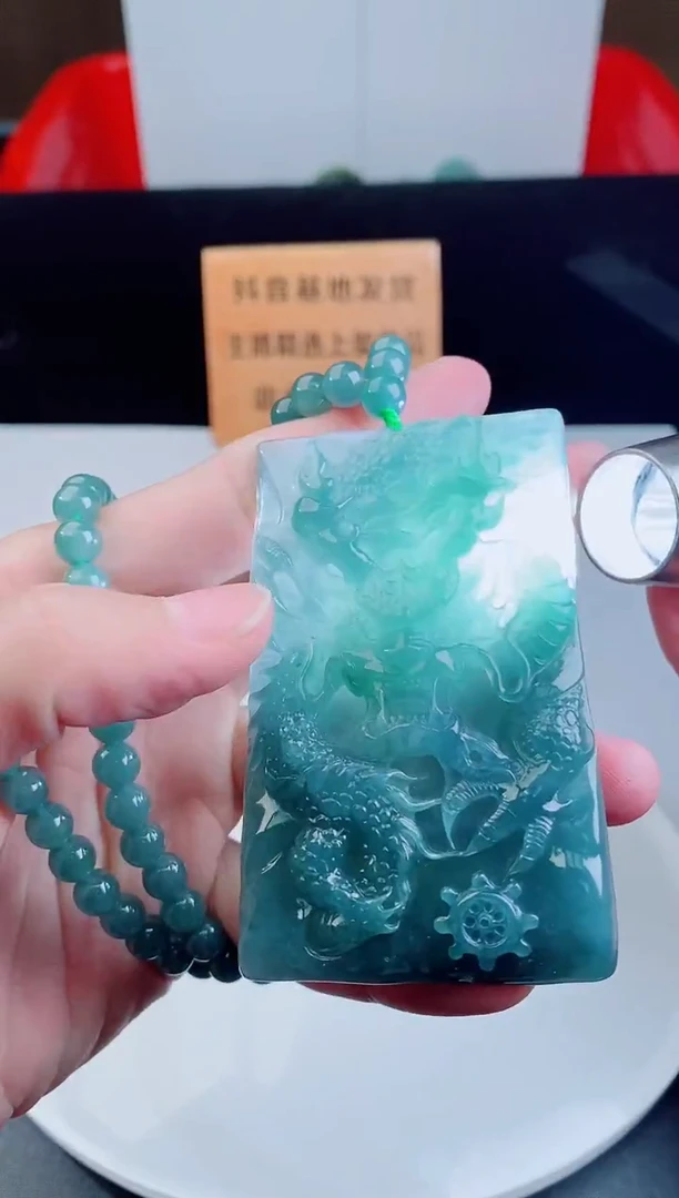 颈饰未镶嵌翡翠