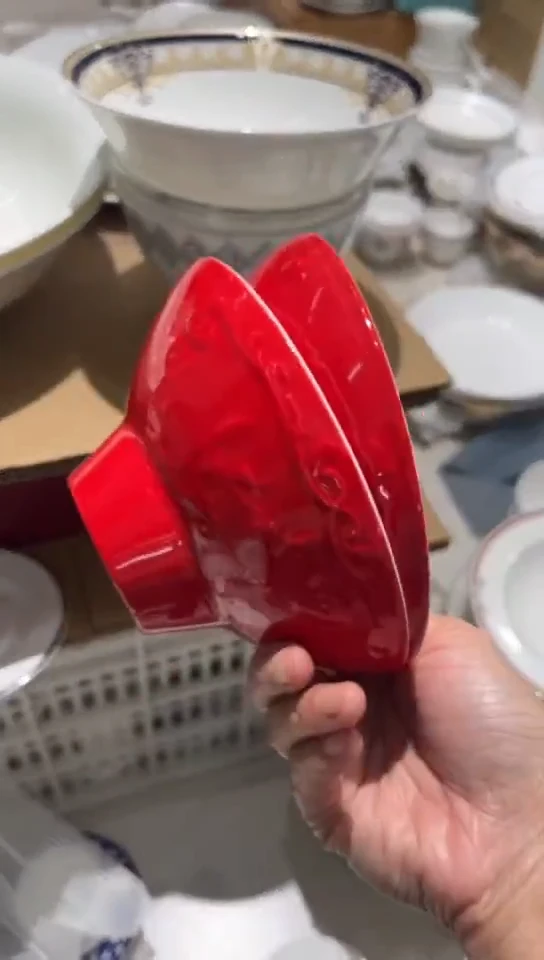 瓷浮雕红碗2只隆达