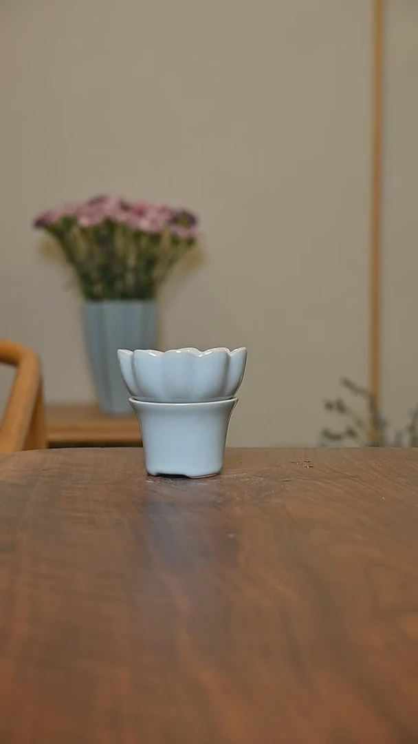 高莲花碗 天青 微瑕 无款