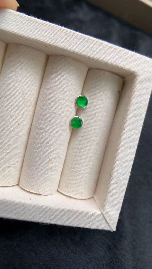 翡翠18K金镶嵌耳饰耳钉