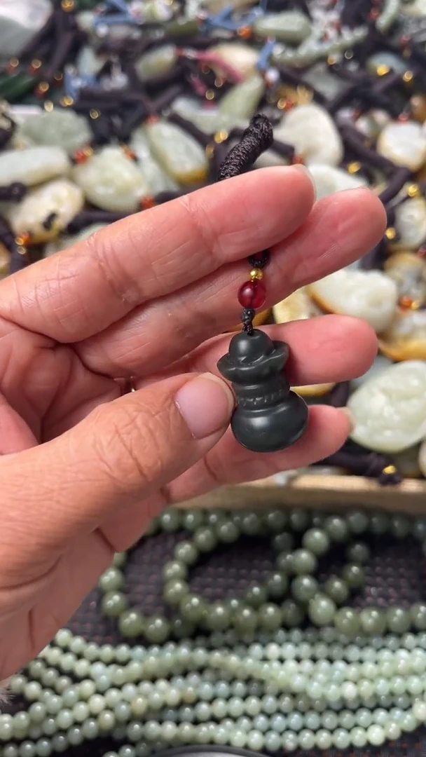 【闪购商品】和田玉颈饰未镶嵌多样性发货没有证书，拍一发一.有瑕