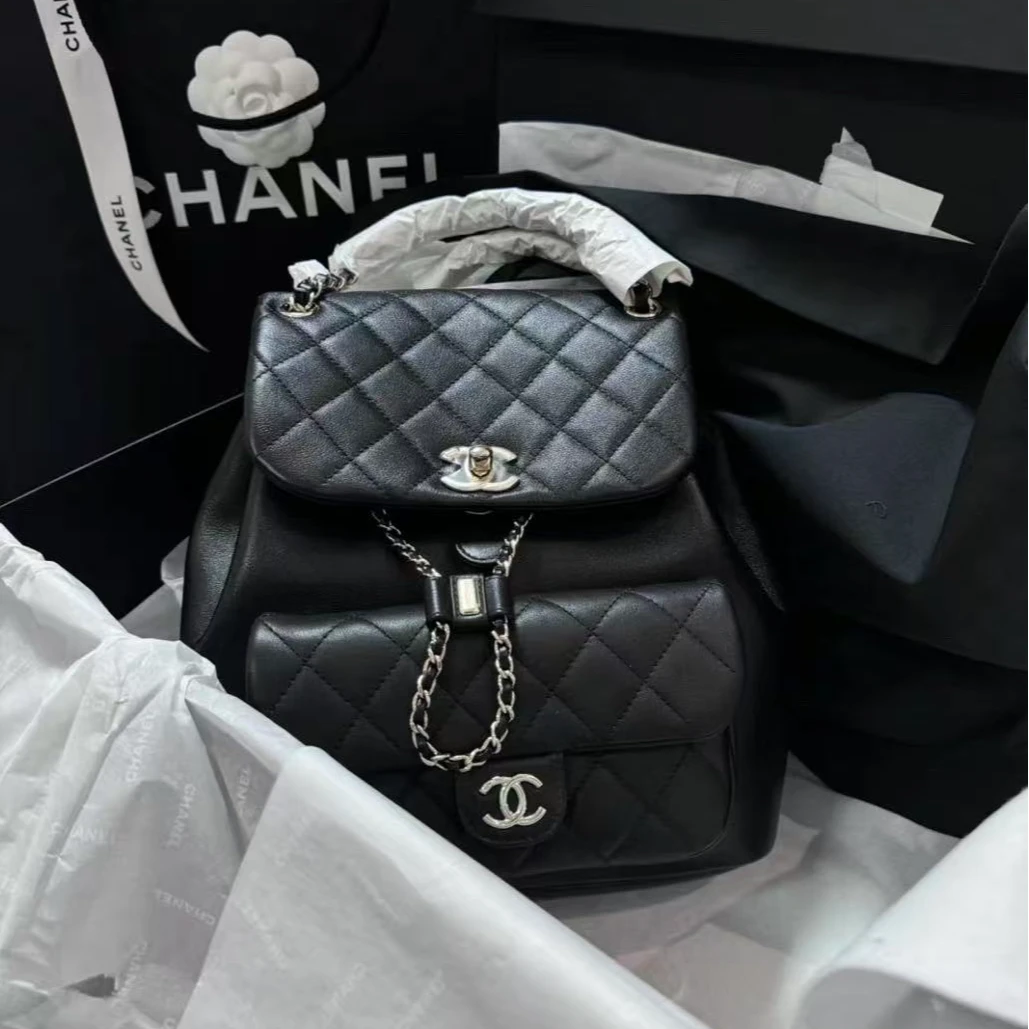 95新 Chanel/香奈儿 展会外场！黑金大号duma双肩包