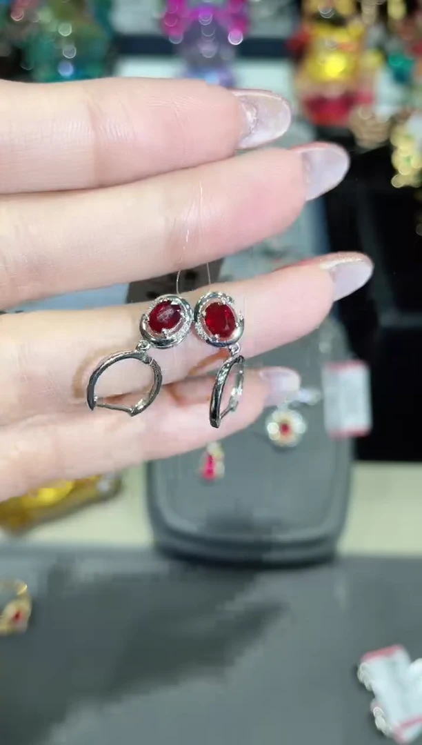 耳饰18K金镶嵌红宝石耳饰