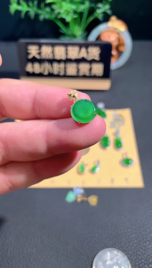 颈饰18K金镶嵌翡翠翡翠