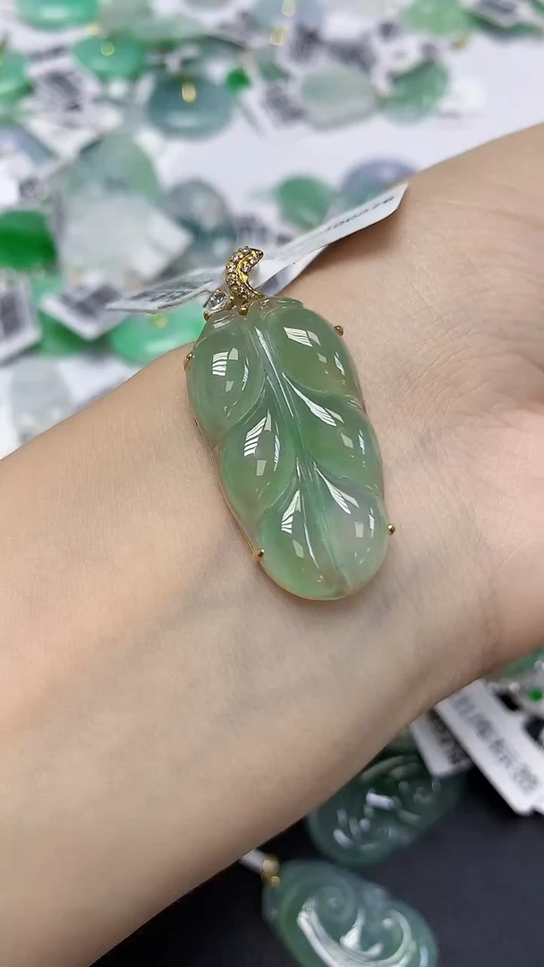 翡翠18K金镶嵌颈饰天然缅甸翡翠A货