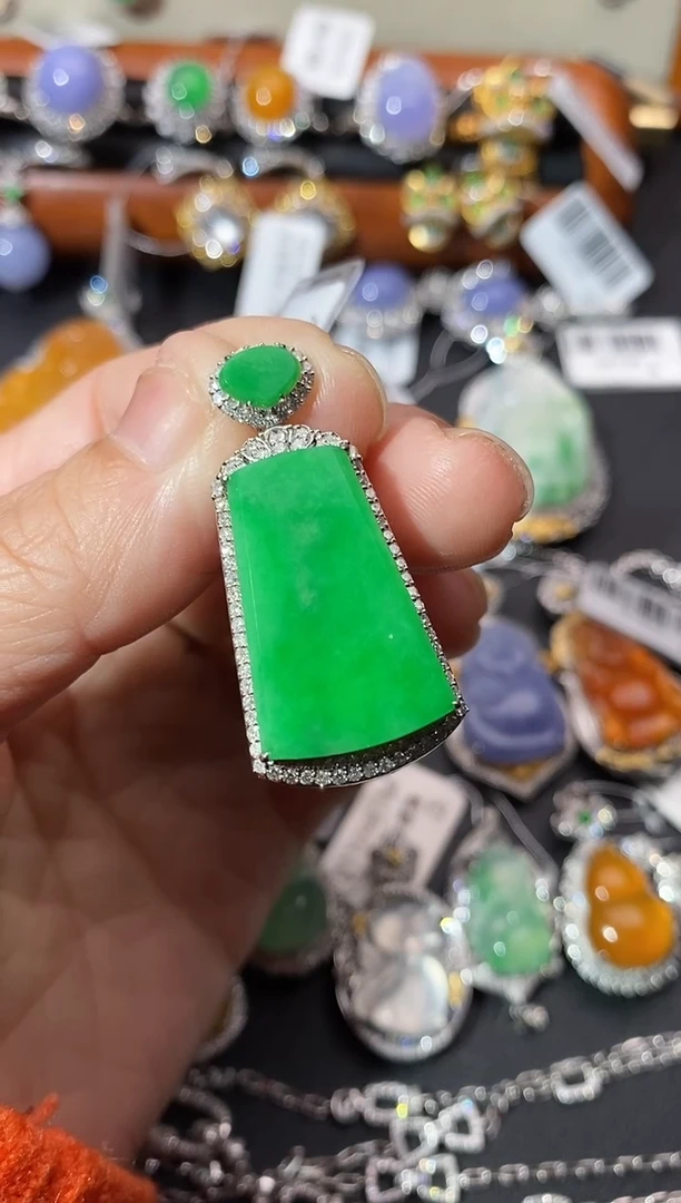 【闪购商品】翡翠吊坠(不含链)18K金镶嵌吊坠