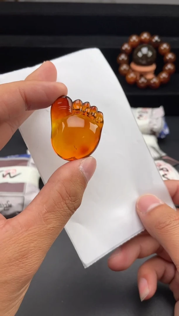 琥珀颈饰未镶嵌血珀脚丫吊坠