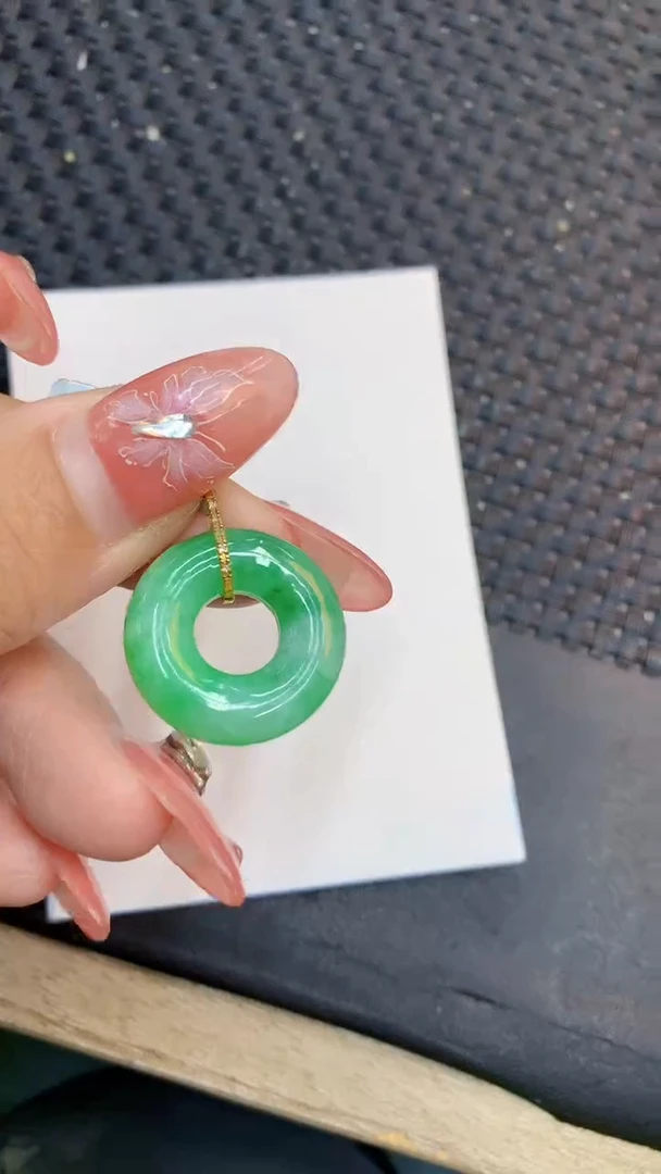 颈饰18K金镶嵌翡翠1