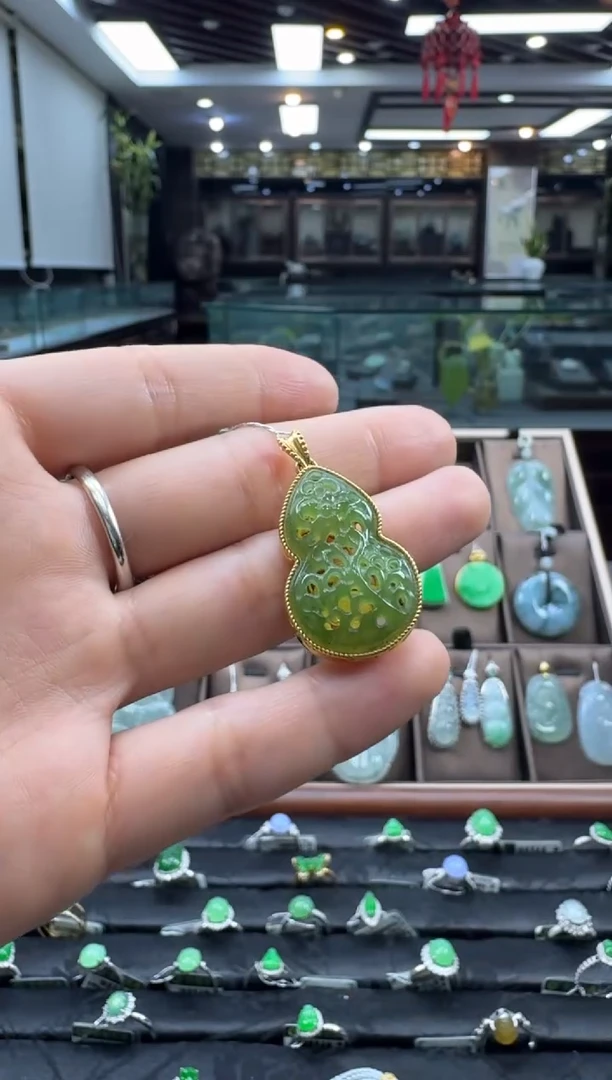 颈饰18K金镶嵌和田玉葫芦