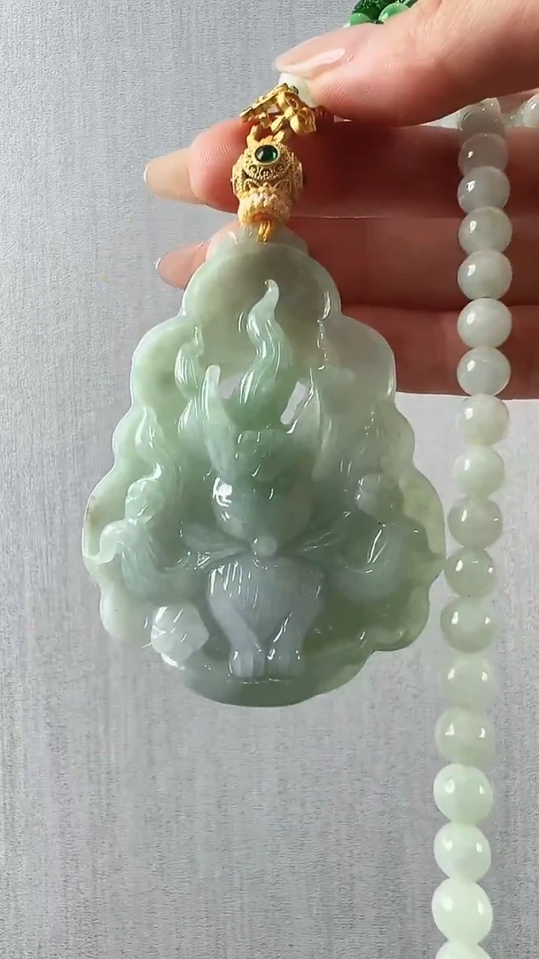 颈饰未镶嵌翡翠九尾狐