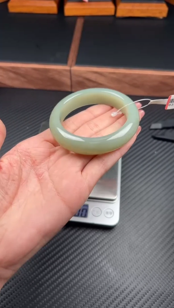 和田玉手镯未镶嵌且末微色差近矿54+mj