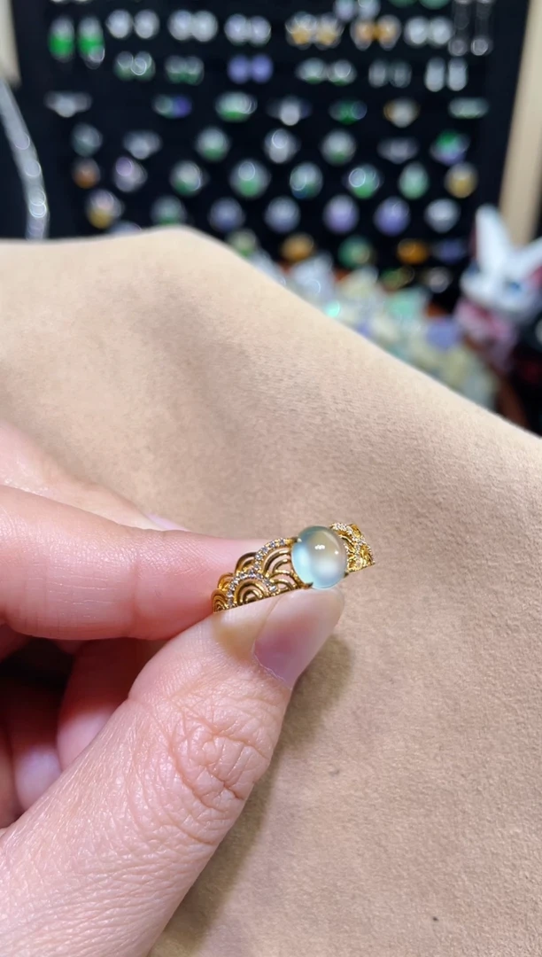 颈饰18K金镶嵌翡翠玻璃种晴绿蛋面戒指