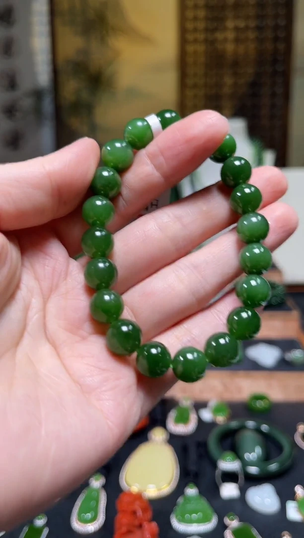 颈饰未镶嵌和田玉F***曲±10mm精品辣阳绿单圈手串