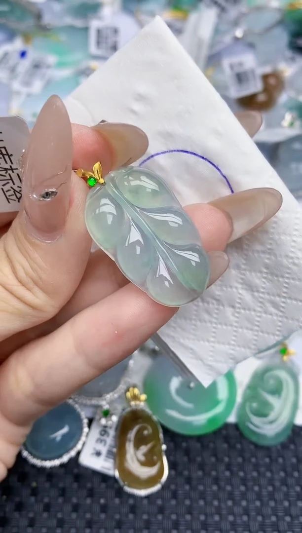 颈饰18K金镶嵌翡翠   天然翡翠A货  百元以上9米证书费自理