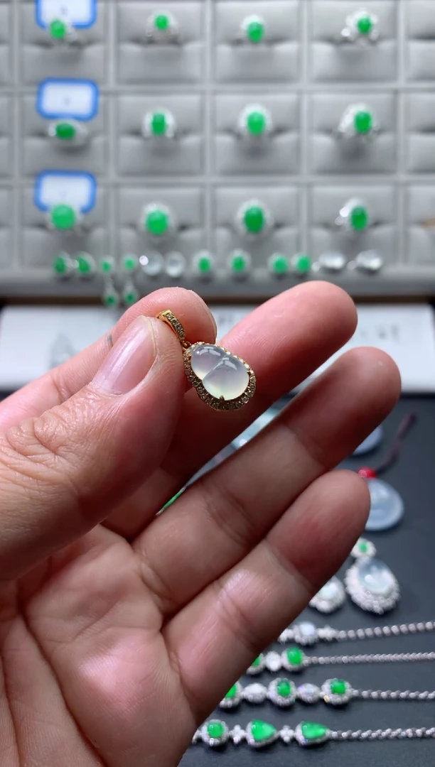 颈饰18K金镶嵌翡翠18K翡翠