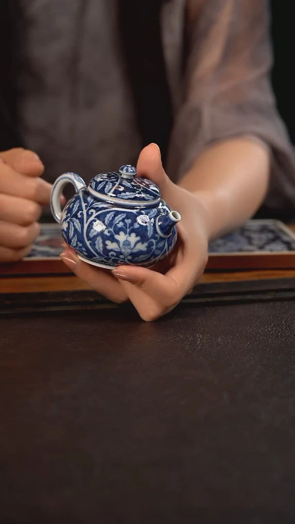 子润窑蓝地茶花小壶