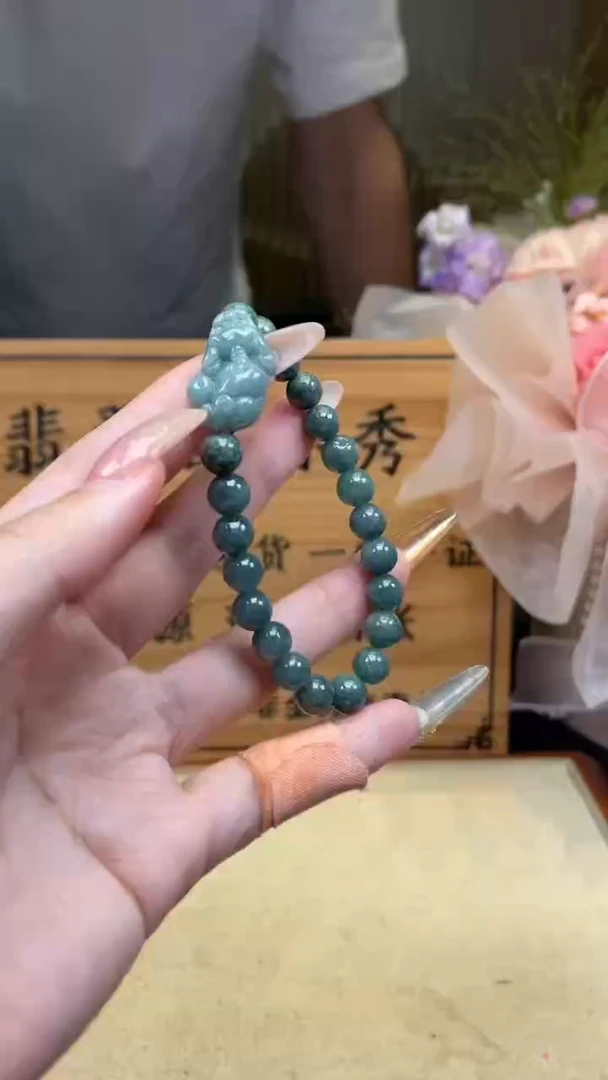 翡翠未镶嵌颈饰        *1