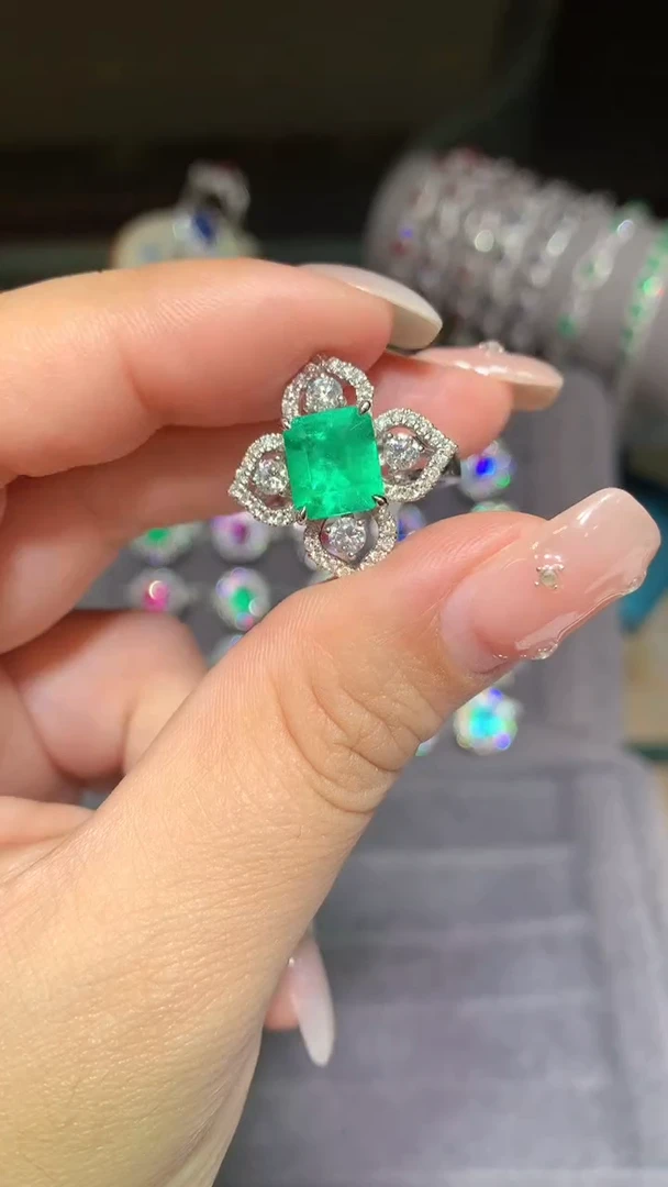 18K金镶嵌戒指祖母绿2.22CT