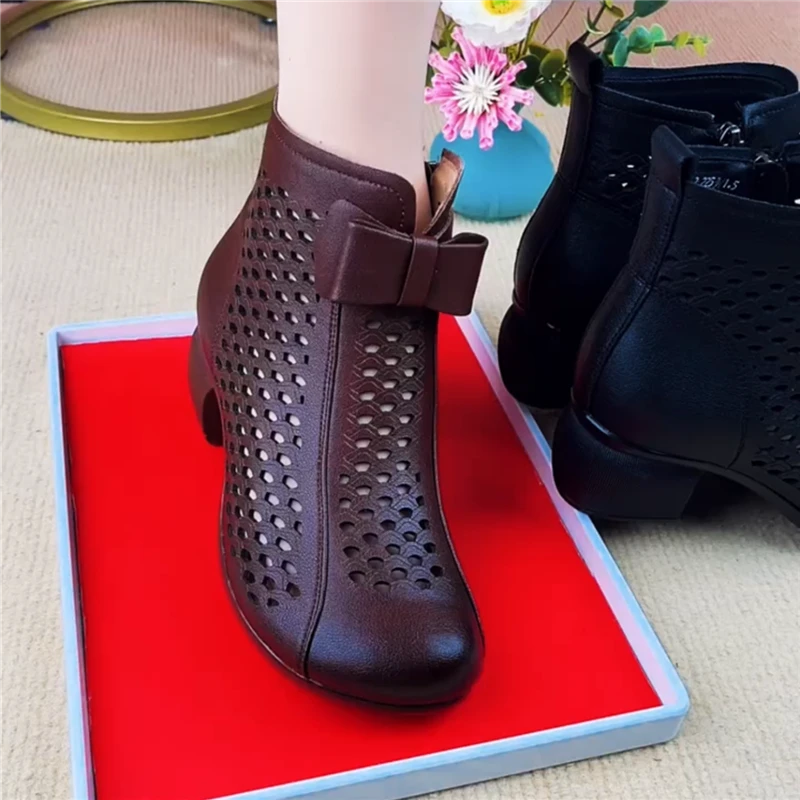 凉鞋女夏季真皮圆头粗跟凉靴复古休闲洞洞镂空透气防滑软底妈妈鞋