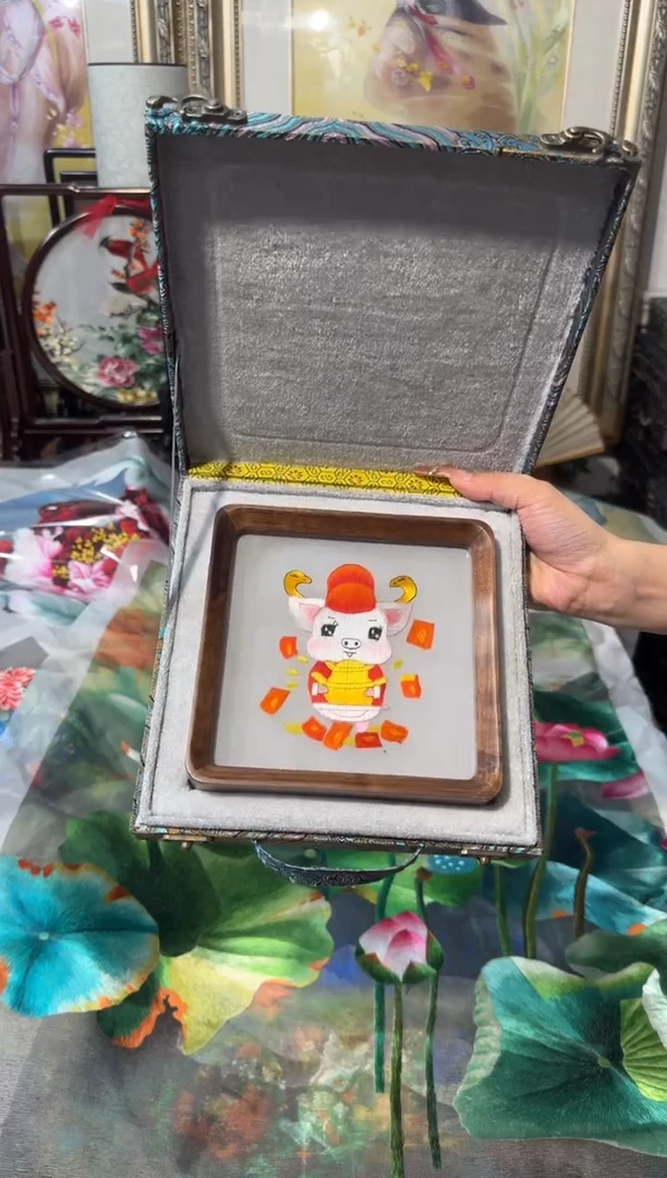 刺绣華财神小猪摆台