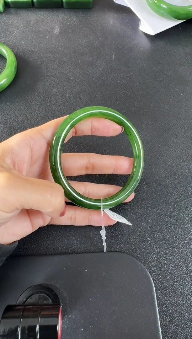 颈饰未镶嵌和田玉（碧玉）手镯约57.5MM猕猴桃