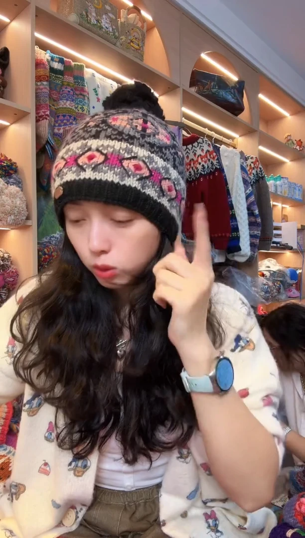 H*百羊毛刺绣提花单球帽B305