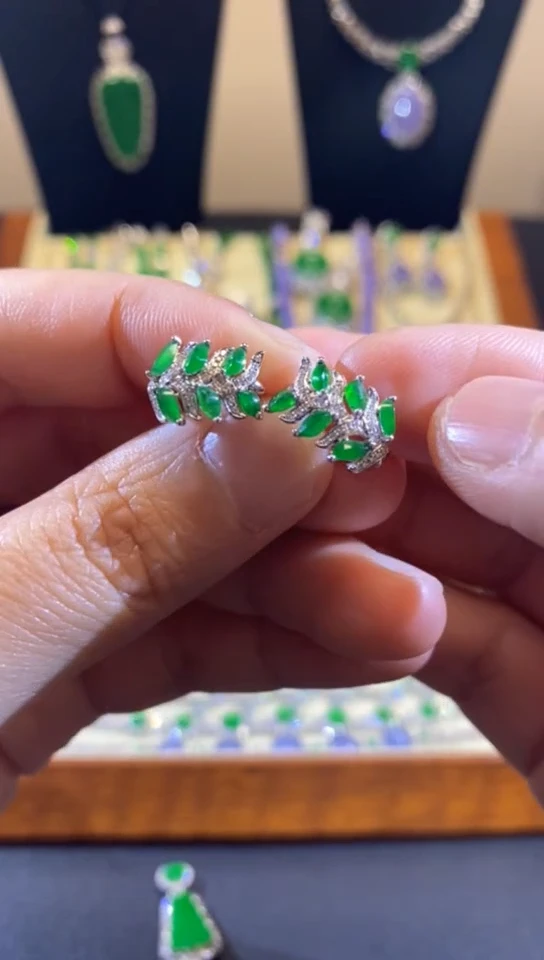 【闪购商品】翡翠吊坠(赠链)18K金镶嵌缅甸天然A货翡翠