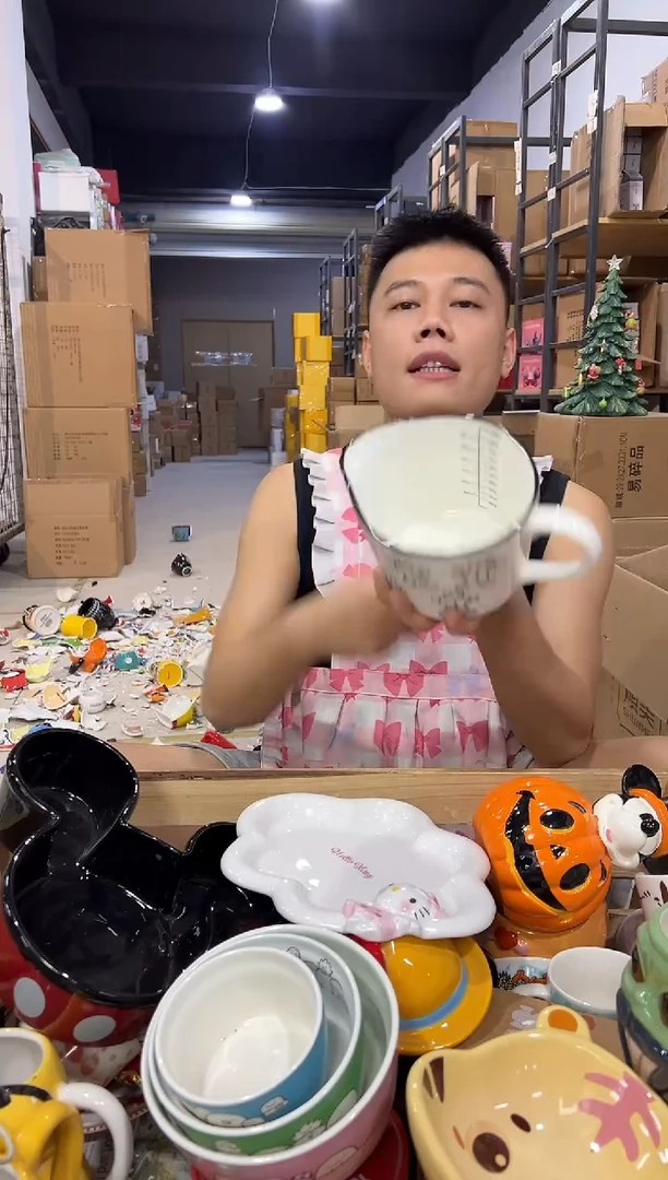 瓷片姜饼人奶壶