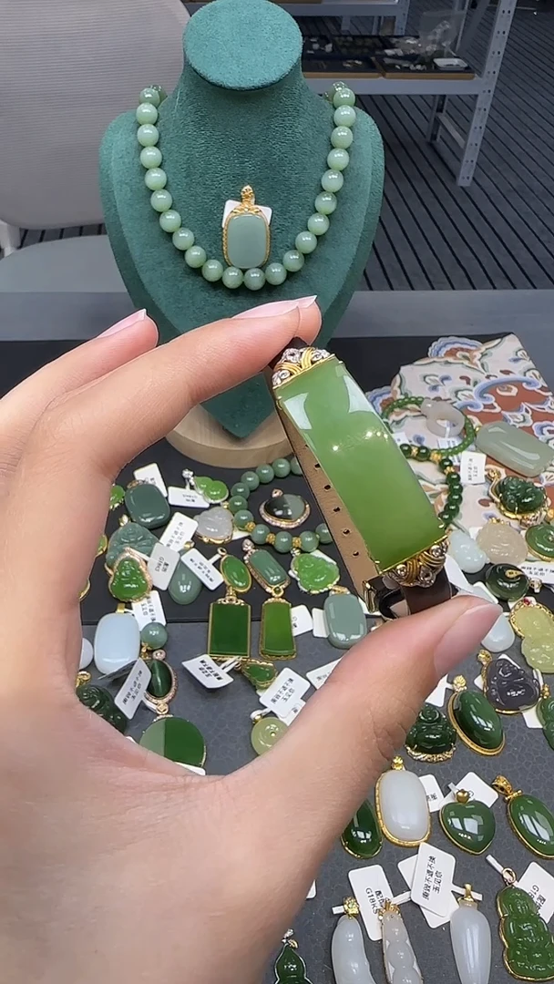 18K金镶嵌和田玉挂件1