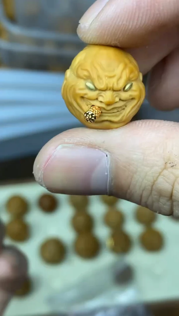 猴头核桃吊坠坏笑 烟鬼