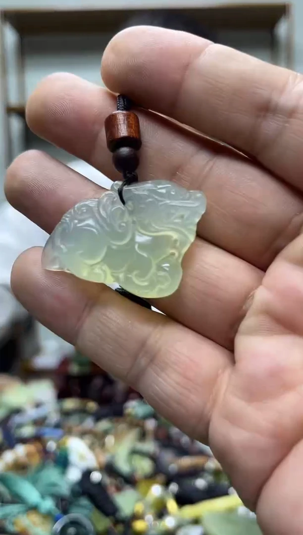 未镶嵌岫玉吊坠`