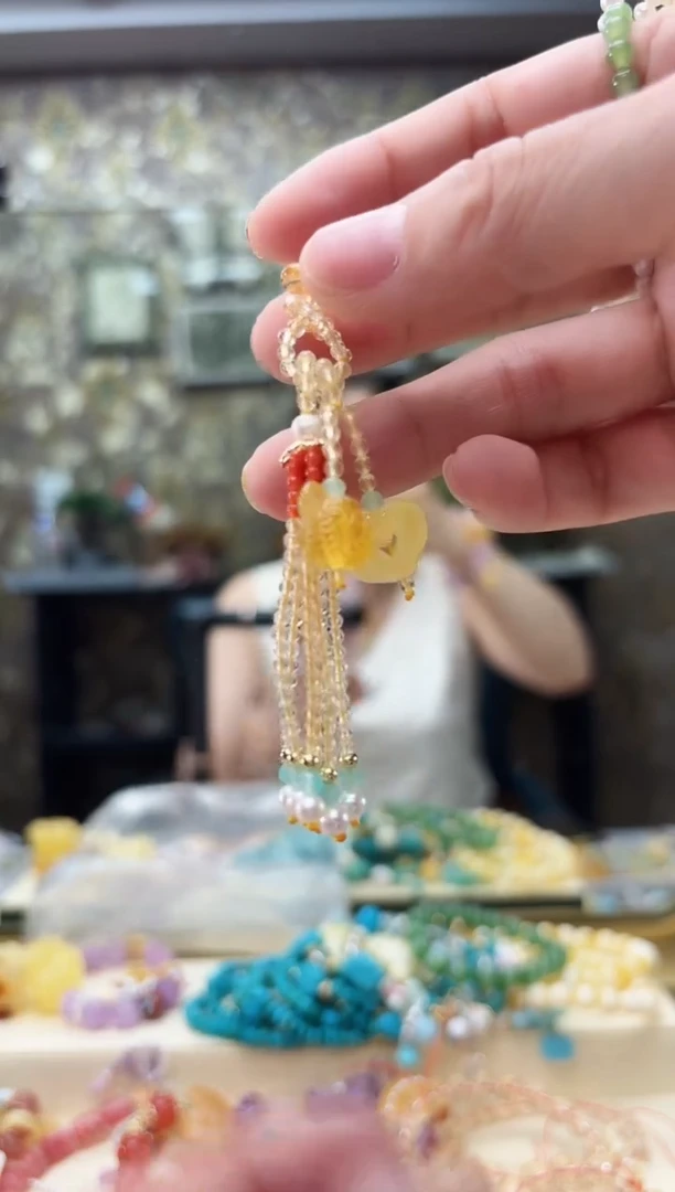 未镶嵌颈饰琥珀小熊