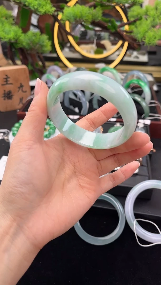 未镶嵌手镯翡翠手镯